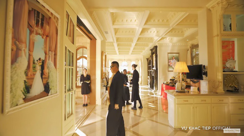 Căn nhà rộng và sang trọng như cung điện.