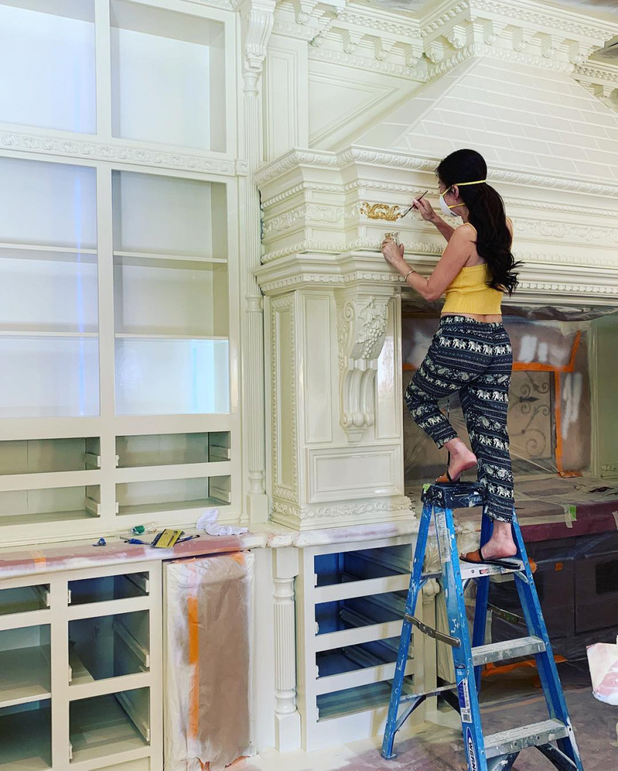 Nữ triệu phú đô la người Việt tự tay trang trí căn nhà của mình.