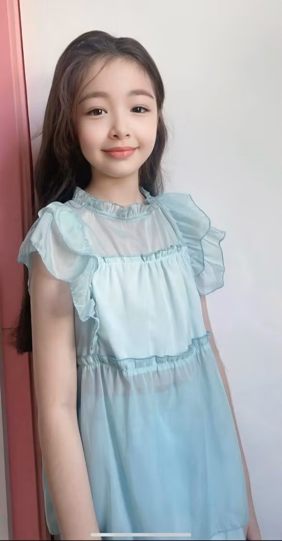 Từ khi chào đời, ngoại hình nổi bật của 2 thiên thần lai Tây nhà Elly Trần liên tục "gây sốt" vì quá đáng yêu. Trong đó, Cadie Mộc Trà càng lớn càng trổ đường nét xinh đẹp, thanh tú. Cô bé có đôi mắt to tròn long lanh, mi dài cong vút và chiếc mũi cao. Cadie được nhận xét thừa hưởng nhiều nét đẹp của mẹ và nét lai Tây từ bố.