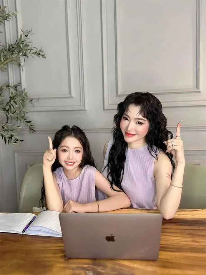 Từ hồi giữa năm 2023 khi vướng tranh chấp giành quyền nuôi con với chồng cũ Dane Fort, Elly Trần hiếm khi chia sẻ hình ảnh về 2 con lên mạng xã hội. Sau khi đăng tải, video dài vỏn vẹn hơn 1 phút hé lộ ngoại hình hiện tại của Cadie Mộc Trà nhận về vô số lời khen ngợi…