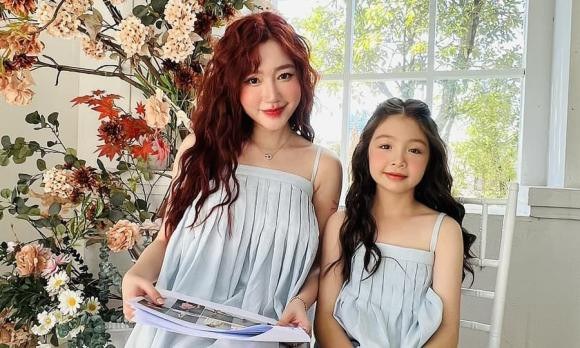 Lên 10 tuổi, nhóc tì đã sở hữu cặp chân dài thẳng tắp, vóc dáng như thiếu nữ. Elly Trần tiết lộ hiện tại con gái đã cao gần bằng mẹ.