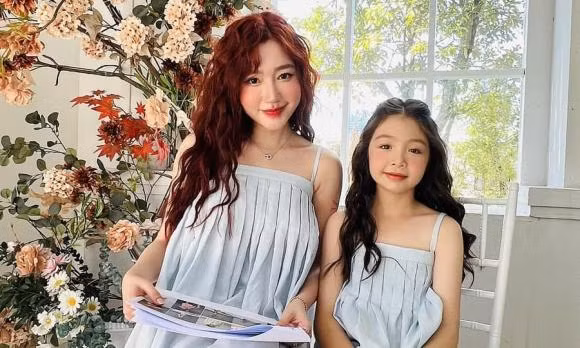 Lên 10 tuổi, nhóc tì đã sở hữu cặp chân dài thẳng tắp, vóc dáng như thiếu nữ. Elly Trần tiết lộ hiện tại con gái đã cao gần bằng mẹ.