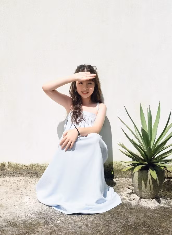 Không chỉ gây ấn tượng với vẻ đẹp trong veo, phong cách ăn mặc của Cadie Mộc Trà cũng được netizen khen ngợi. Cô bé thường xuyên được mẹ chọn cho những mẫu đầm dài, dáng suông tạo cảm giác dịu dàng, nữ tính.