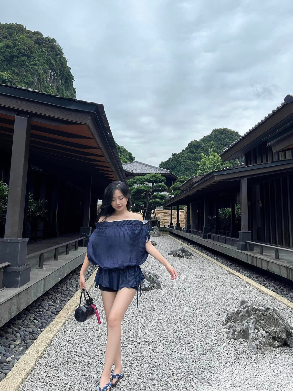 Sau khi kết hôn, vợ chồng Hà Đức Chinh có cuộc sống khá kín tiếng, ý chia sẻ chuyện tình cảm riêng tư. Cặp đôi có mối quan hệ rất tốt với vợ chồng Đoàn Văn Hậu và Doãn Hải My.