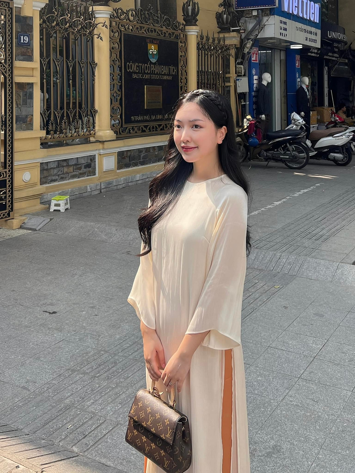 Chỉ khác ở điểm, nàng hot girl vẫn chưa mặc lại trang phục hở bởi vẫn đang trong thời gian kiêng cữ.