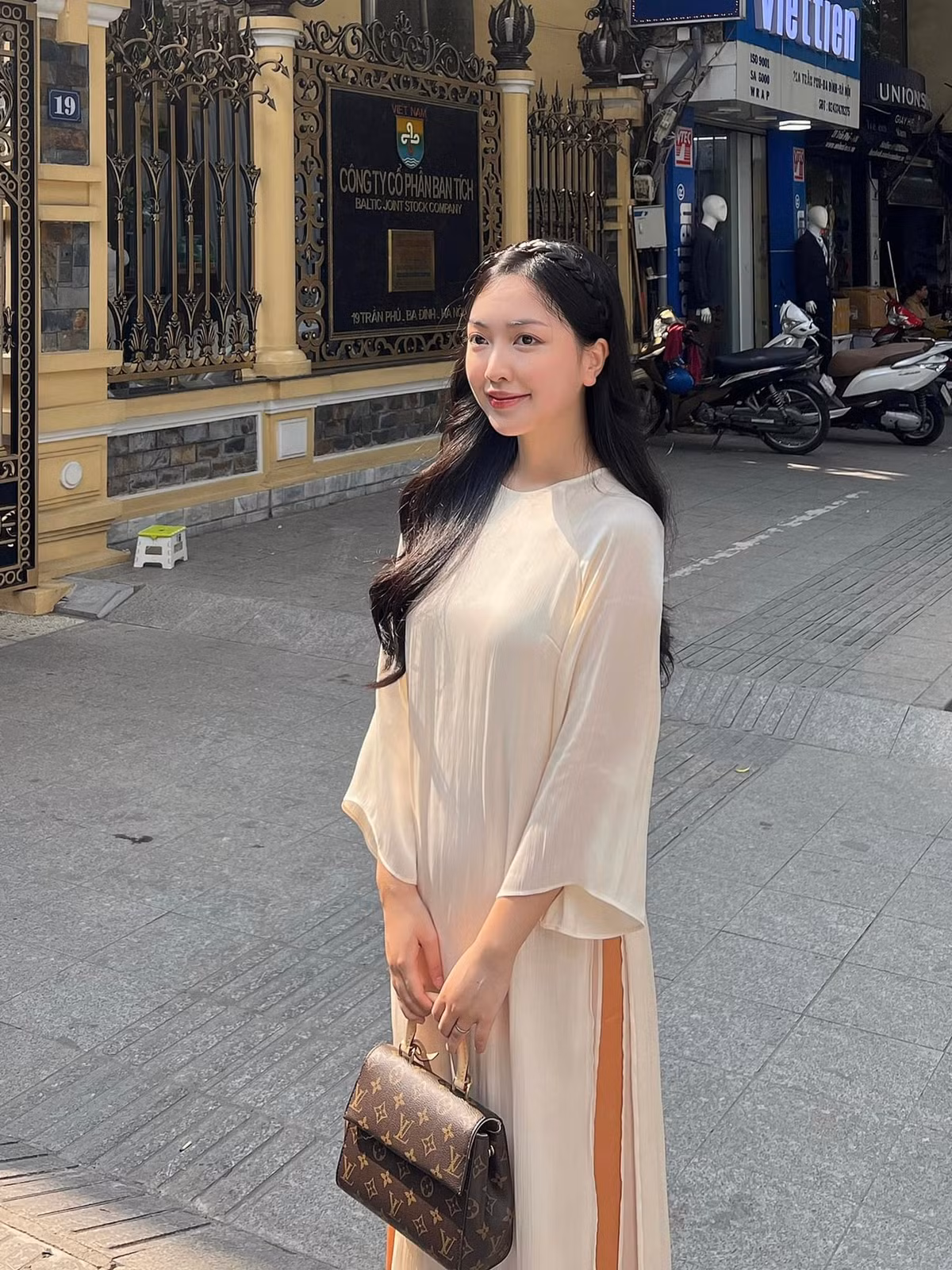 Chỉ khác ở điểm, nàng hot girl vẫn chưa mặc lại trang phục hở bởi vẫn đang trong thời gian kiêng cữ.