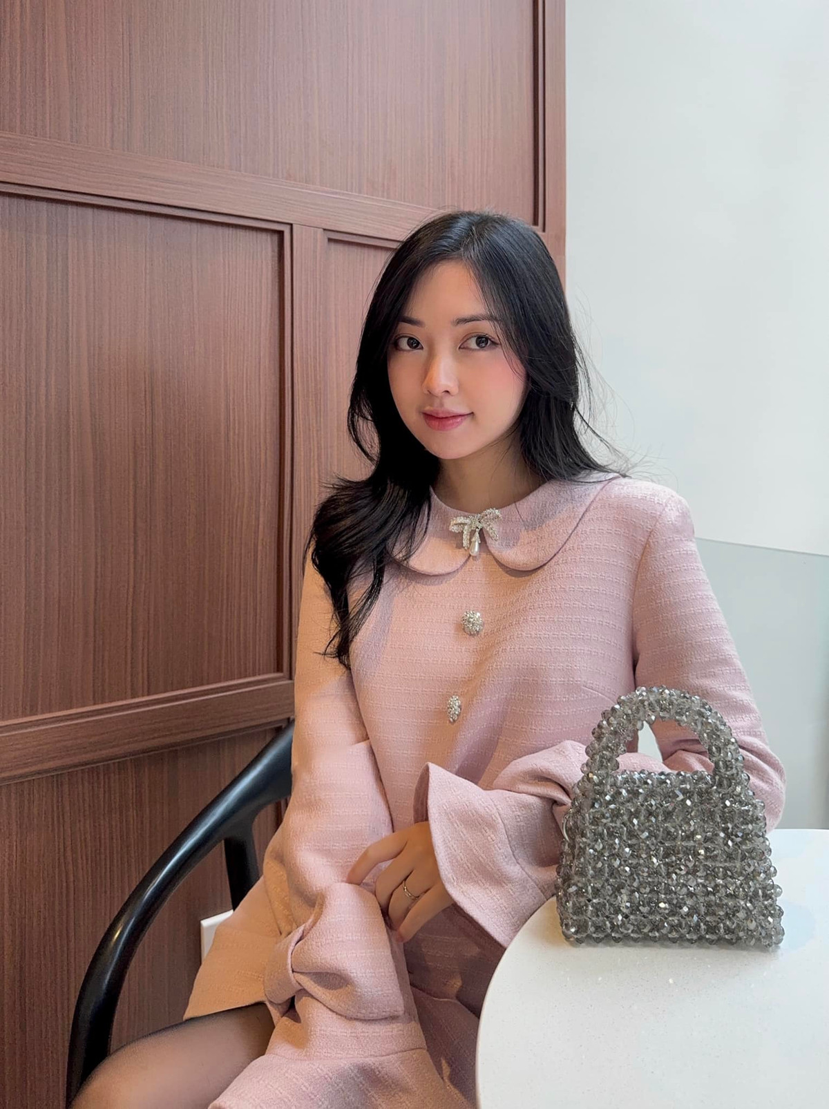 Cũng giống như những mẹ bỉm khác, Mai Hà Trang chuộng những bộ cánh kín đáo, nữ tính để tiện che dáng và thoải mái trong việc chăm sóc nhóc tỳ.