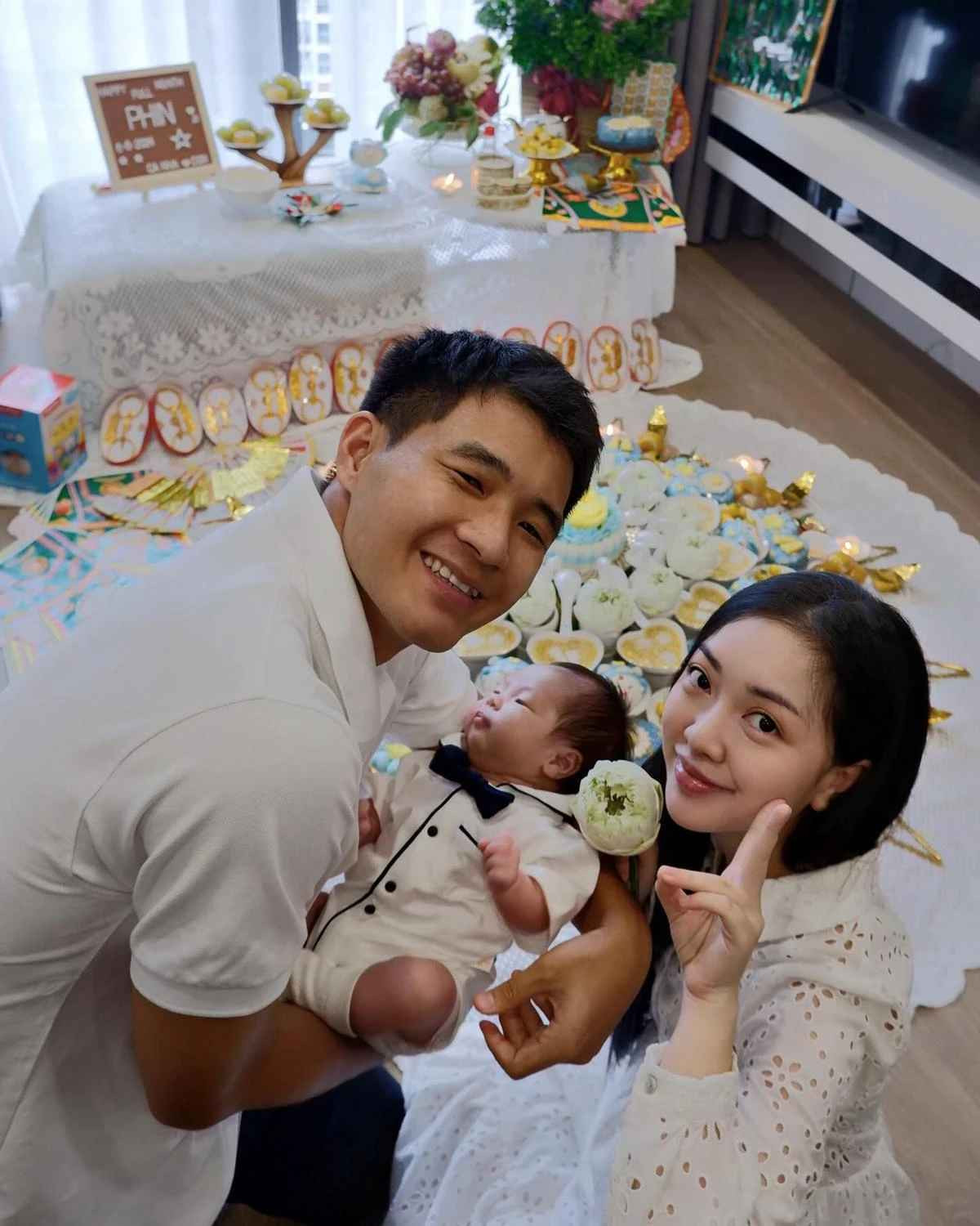 Ngày 21/9, Mai Hà Trang đăng tải bài viết chúc mừng ông xã Hà Đức Chinh với dòng trạng thái đáng yêu: "Vẫn là lời chúc như mọi năm chỉ thay đổi cách xưng hô. Chúc mừng sinh nhật bố Phin".