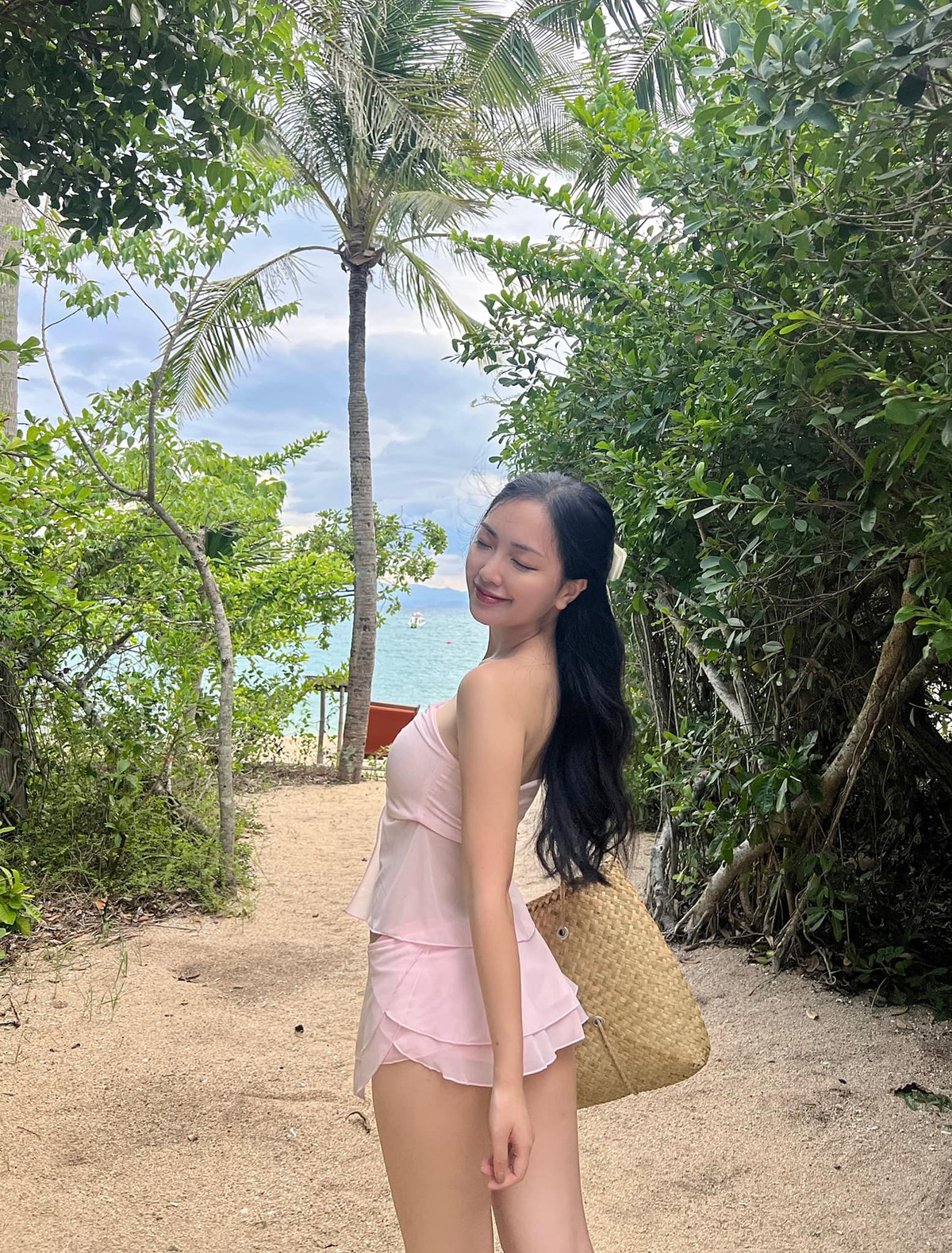 Mai Hà Trang tốt nghiệp Đại học Mỹ thuật Công nghiệp Hà Nội, là hot girl nhận được nhiều sự quan tâm của khán giả.