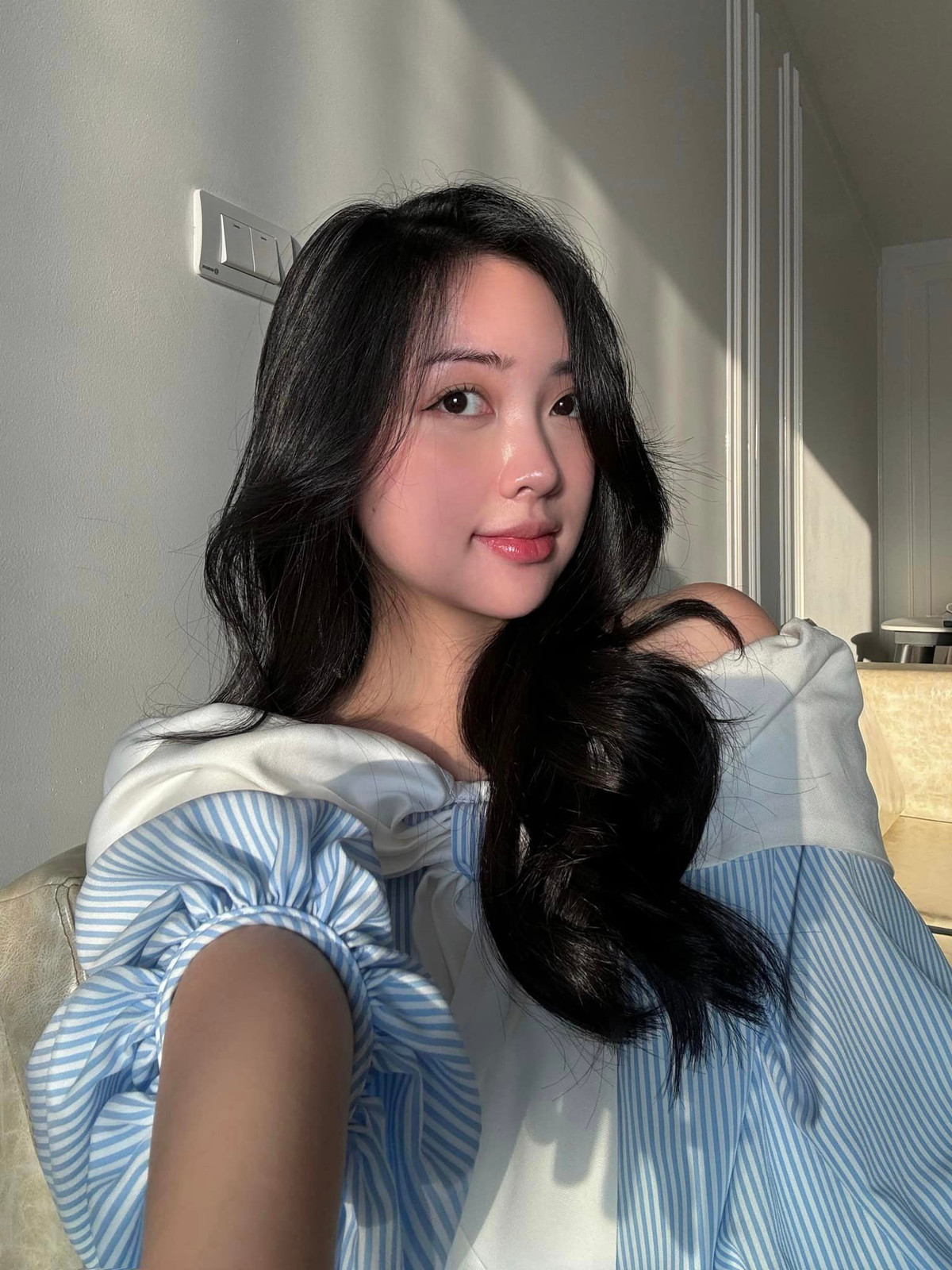 Dù vừa sinh con được 2 tháng nhưng Mai Hà Trang lại không bị phá nét, từ gương mặt đến da dẻ của cô nàng vẫn y hệt như thời son rỗi.