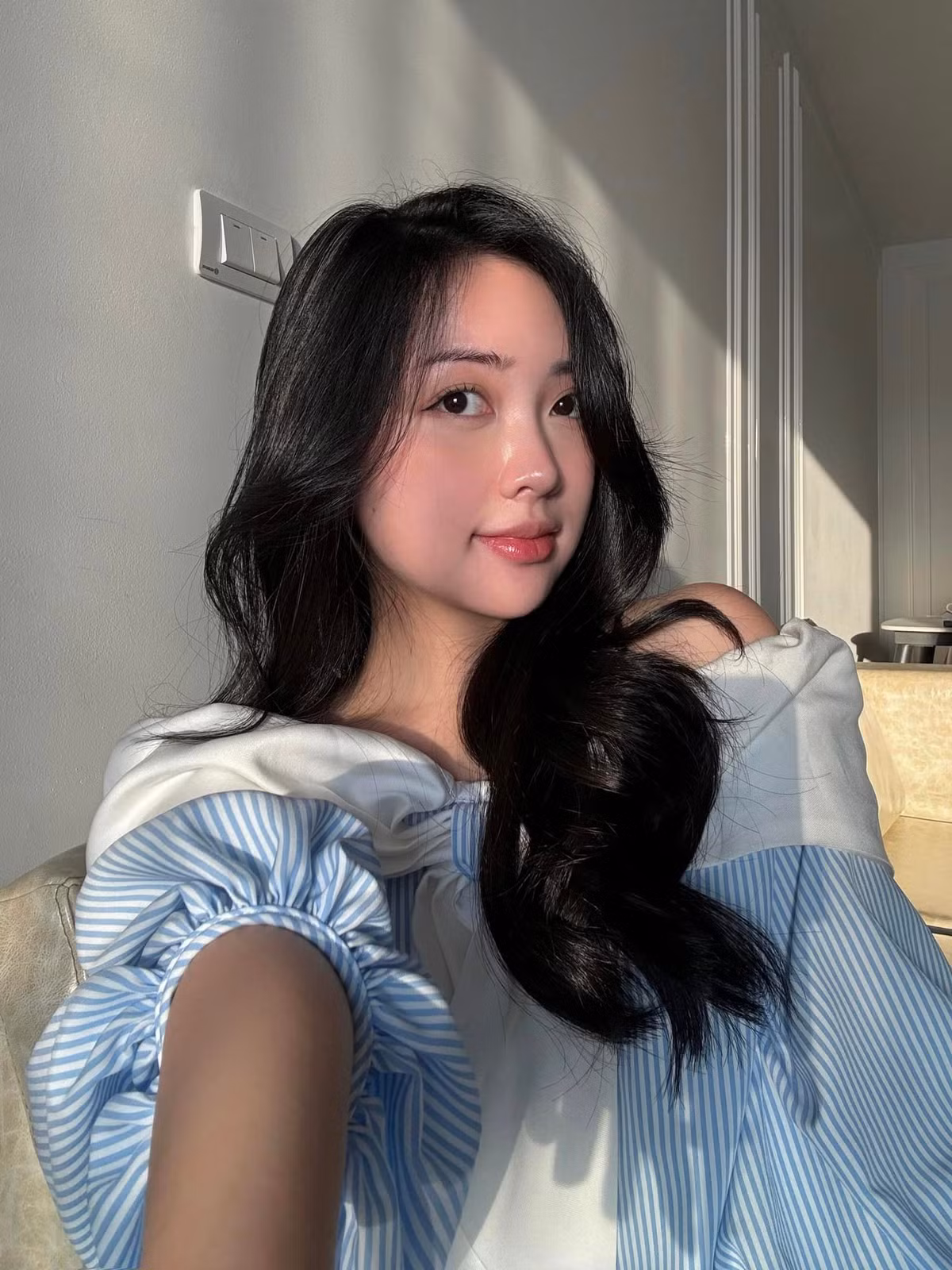 Dù vừa sinh con được 2 tháng nhưng Mai Hà Trang lại không bị phá nét, từ gương mặt đến da dẻ của cô nàng vẫn y hệt như thời son rỗi.