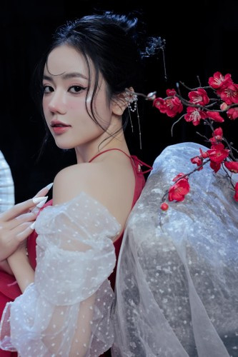 Xemesis không phủ nhận tin đồn mà chỉ tiết lộ nội dung hình ảnh rằng cả 2 đang đứng nói chuyện trong lúc chờ vali, chuyến đi có 3 người chứ không chỉ 2 người đi riêng. Đồng thời, streamer đình đám cũng thẳng thắn chia sẻ quan điểm bản thân quen ai hay tìm hiểu ai cũng là chuyện cá nhân.