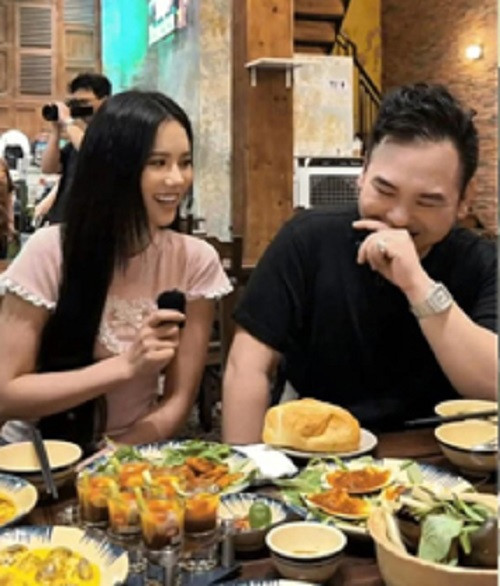 Trong một clip gần đây nhất quay cảnh review quán ăn ở TP.HCM, nữ TikToker này cũng để lộ bóng dáng Xemesis đang ngồi ăn cùng mình. Dù không rõ mặt mà chỉ xuất hiện phần đầu tóc trong khung hình nhưng nhiều người đều đoán được đó là nam streamer.