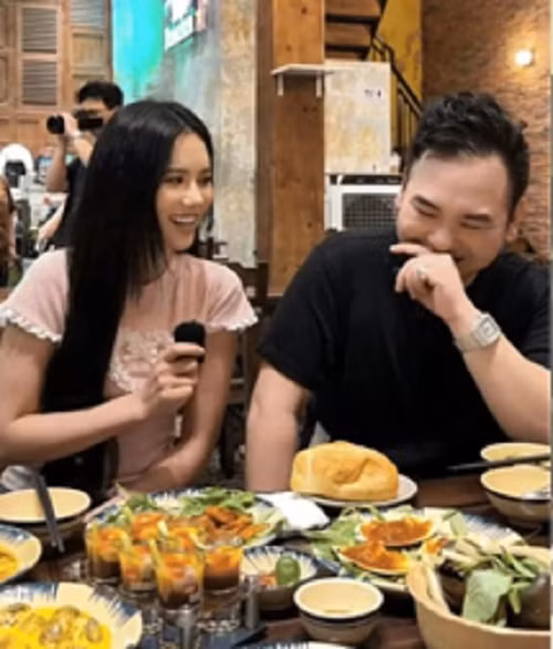 Trong một clip gần đây nhất quay cảnh review quán ăn ở TP.HCM, nữ TikToker này cũng để lộ bóng dáng Xemesis đang ngồi ăn cùng mình. Dù không rõ mặt mà chỉ xuất hiện phần đầu tóc trong khung hình nhưng nhiều người đều đoán được đó là nam streamer.