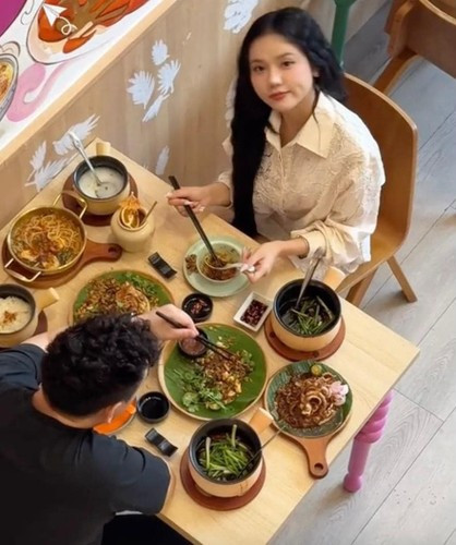 Người hâm mộ chồng cũ Xoài Non và Bò Chảnh lẫn đông đảo cư dân mạng đều hoài nghi rằng cả hai đang ngầm công khai mối quan hệ, cùng đi du lịch chung với nhau,...