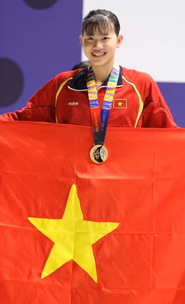 Theo kế hoạch ban đầu từ Ban tổ chức Đại hội Thể thao Đông Nam Á 2021, những gương mặt xuất sắc của thể thao Việt Nam thực hiện nghi thức rước đuốc quanh sân Mỹ Đình gồm: Nguyễn Thị Ánh Viên, Hoàng Xuân Vinh, Trần Hiếu Ngân, Hoàng Anh Tuấn, Trần Lê Quốc Toàn, Nguyễn Thị Tĩnh, Nguyễn Thuý Hiền, Lê Bích Phương và Quách Thị Lan.