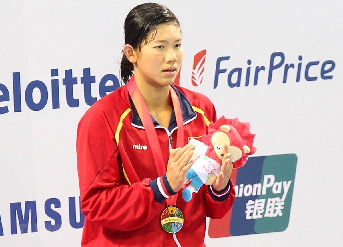 Bên cạnh việc thi đấu, Ánh Viên còn được phong quân hàm Thượng úy năm 2013.