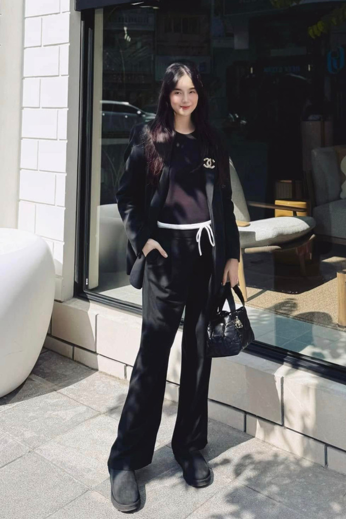 Mai Ngọc cho biết cô đã tăng 20 cm vòng hai so với thời son rỗi, bụng bầu đạt 78 cm nhưng khi cài cúc áo khoác, nhiều người vẫn không nhận ra cô mang bầu.