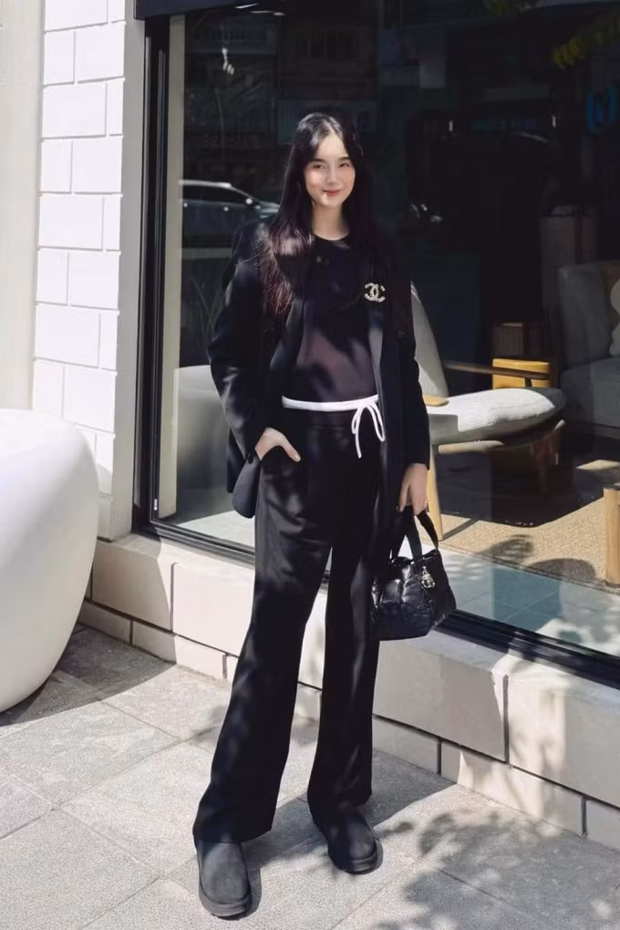 Mai Ngọc cho biết cô đã tăng 20 cm vòng hai so với thời son rỗi, bụng bầu đạt 78 cm nhưng khi cài cúc áo khoác, nhiều người vẫn không nhận ra cô mang bầu.