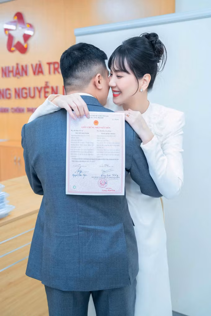 Cuối năm 2024, MC Mai Ngọc đăng ký kết hôn với thiếu gia Đặng Quốc Thắng, con trai một gia đình giàu có tại Bắc Giang. Lúc này, người đẹp đã mang thai nhưng chưa chia sẻ tin vui với công chúng.