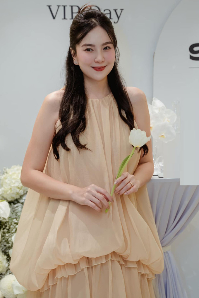 Tháng đầu tiên sau đám cưới, Mai Ngọc vẫn giấu kín thông tin mang bầu và xuất hiện tại một số sự kiện với những chiếc váy che bụng phong cách nữ tính, điệu đà.