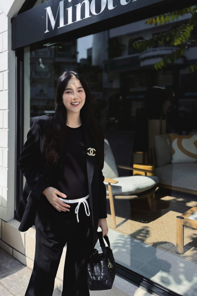 Khi trở lại nhịp sống đời thường, Mai Ngọc chọn đồ thun thoải mái mỗi lần xuống phố. Một người bạn của nữ MC cho biết cô hiện mang bầu 5-6 tháng.