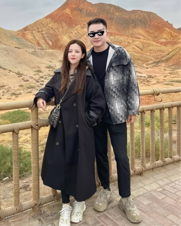 Mới đây nhất, Ông Thoại Liên đã xả ảnh đi du lịch cùng ông xã giấu mặt, bên cạnh đó còn có sự góp mặt của mẹ ruột và một người thân trong gia đình.