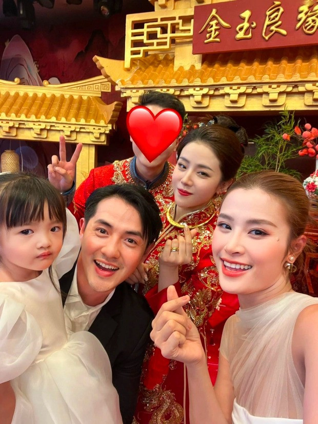 Bức hình nhìn qua cũng toát lên sự ngọt ngào, visual của Thoại Liên tiếp tục ghi điểm vì sự trẻ trung, nhưng ông xã thì vẫn giấu mặt như cũ.