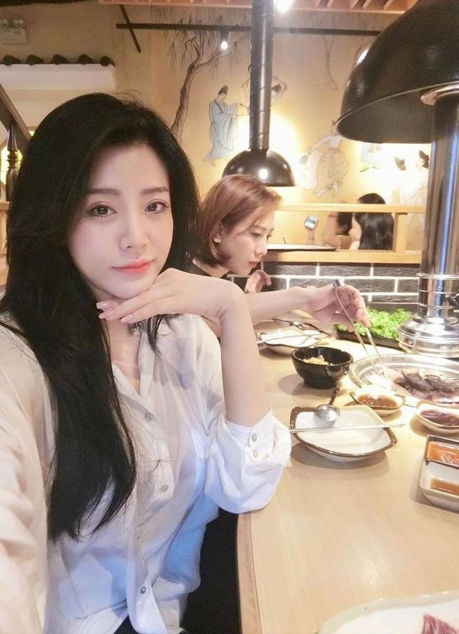 Hot girl Ông Thoại Liên có tên khác là Jolino, sinh năm 1989. Khác với anh trai, cô nàng không hoạt động nghệ thuật mà đi du học rồi định cư tại Úc.