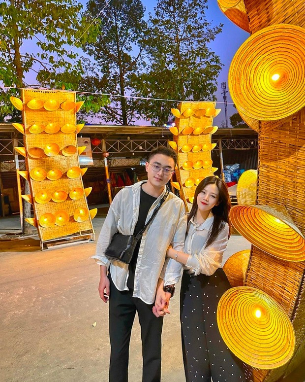 Tháng 5 vừa qua, Thoại Liên bất ngờ khoe concept ảnh cưới trên trang cá nhân cùng vị hôn phu giấu mặt. Và đến tháng 10/2023 thì tổ chức một hôn lễ thân mật có sự góp mặt của gia đình anh trai là Ông Cao Thắng và Đông Nhi.