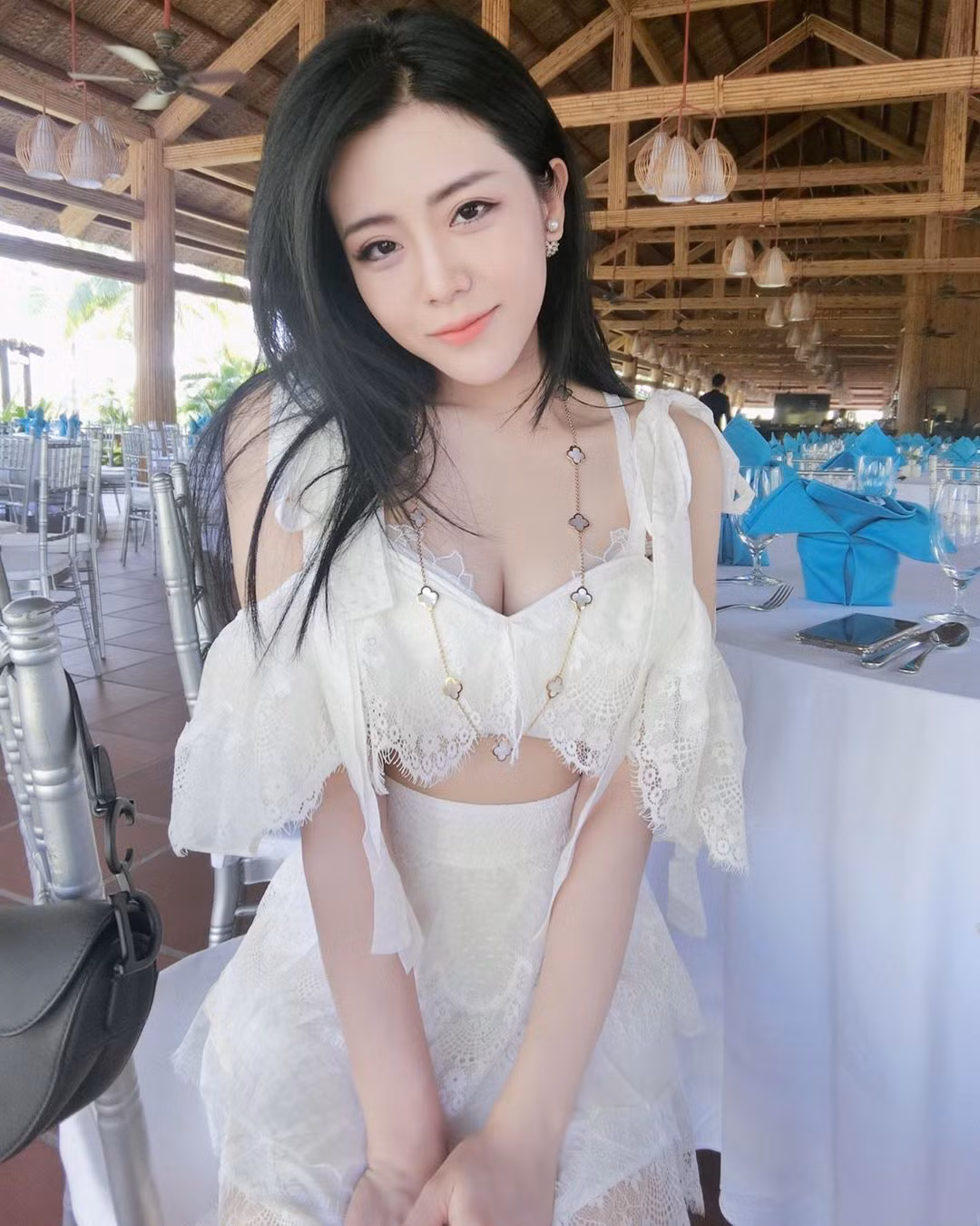 Sinh ra trong một gia đình kinh doanh giàu có lại có anh trai và chị dâu nổi tiếng, không khó để Ông Thoại Liên có được cuộc sống sung sướng. Theo dõi Instagram có thể thấy, em chồng ca sĩ Đông Nhi cực kỳ biết cách hưởng thụ cuộc sống, ăn ngon, mặc đẹp đủ cả.