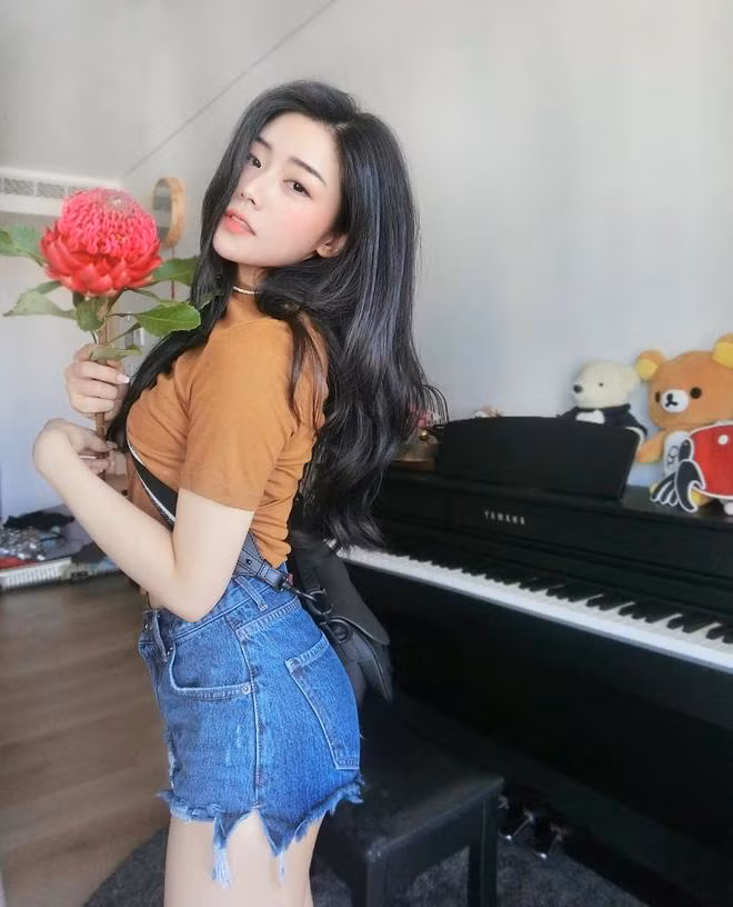 Tuy đám cưới nhận về nhiều sự quan tâm của cộng đồng mạng, nhưng ngoài những bức hình chụp chung với gia đình mình thì gần như rất ít thấy sự xuất hiện của chồng Thoại Liên.