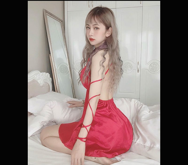 Kèm theo đó là bức ảnh Lê Bống diện bikini ở bờ suối, khoe thân hình chữ S đầy nóng bỏng.