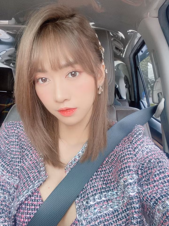 Cách tạo dáng của Lê Bống nhiều lần gây tranh cãi.