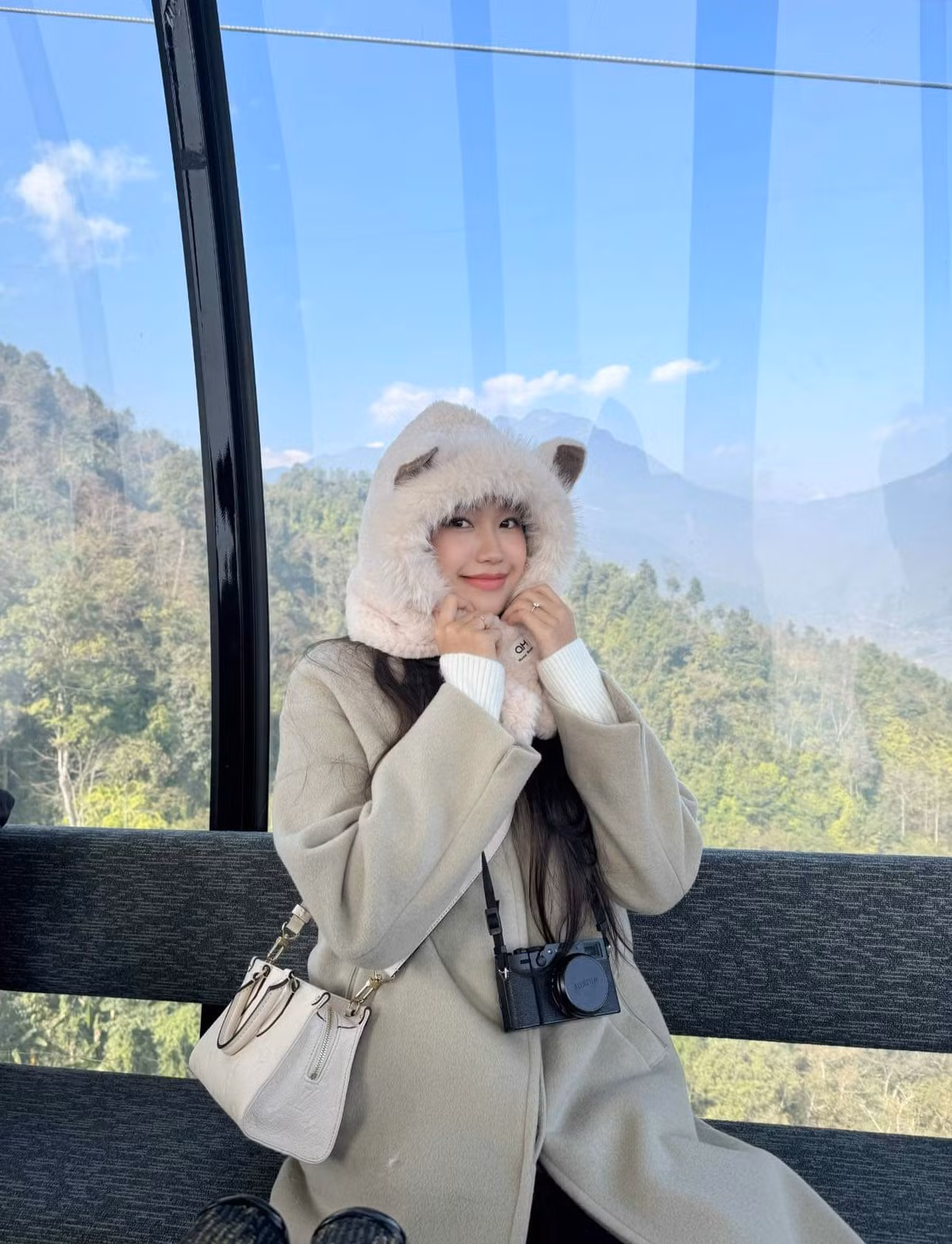 Trên trang cá nhân, bà xã Đoàn Văn Hậu cập nhật nhiều hình ảnh trong chuyến nghỉ dưỡng cuối năm cùng chồng. Trong đó, Hải My trổ tài chụp ảnh cho Văn Hậu với tạo hình quý ông cực soái, thu hút sự chú ý.