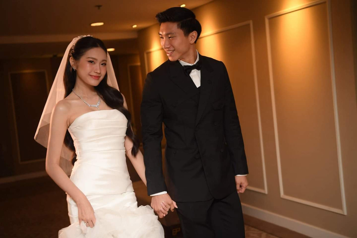 Bà xã Đoàn Văn Hậu còn dính nghi vấn có tin vui bởi những thay đổi về hình thể cũng như phong cách thời trang, cách chọn giày dép.