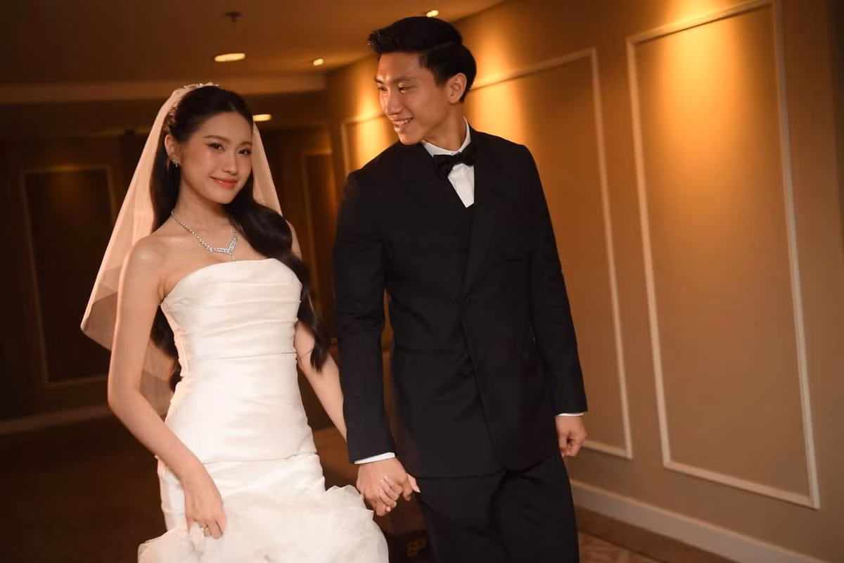 Bà xã Đoàn Văn Hậu còn dính nghi vấn có tin vui bởi những thay đổi về hình thể cũng như phong cách thời trang, cách chọn giày dép.