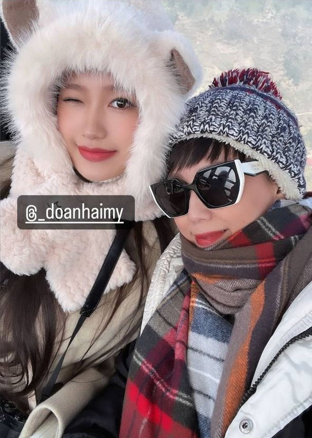 Bên cạnh con gái, bà Mai Đoàn - mẹ vợ của Đoàn Văn Hậu cũng gây chú ý không kém bởi visual trẻ trung không tuổi và phong cách thời thượng. Nhìn mẹ con Doãn Hải My đứng cạnh nhau, nhiều người nhận xét cả hai giống chị em hơn.