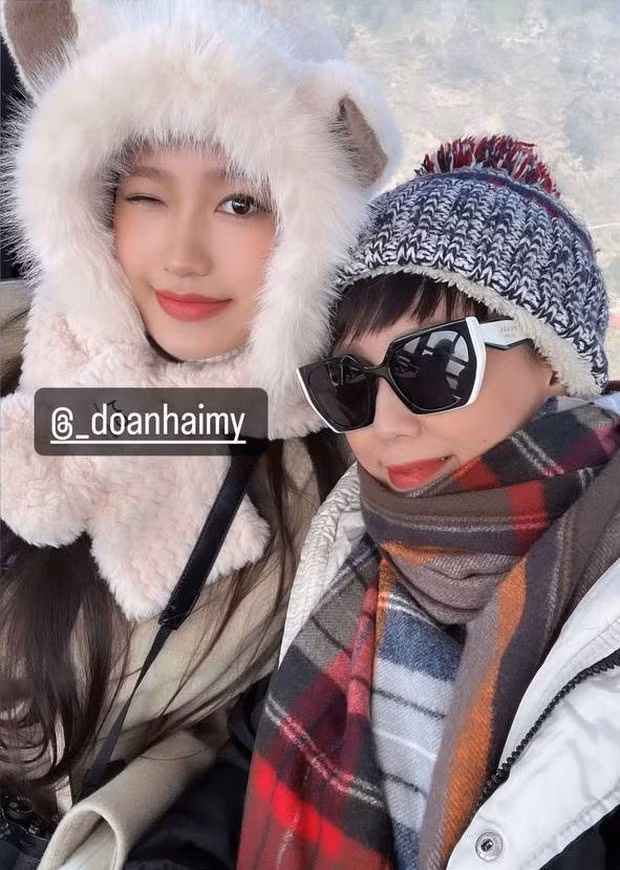 Bên cạnh con gái, bà Mai Đoàn - mẹ vợ của Đoàn Văn Hậu cũng gây chú ý không kém bởi visual trẻ trung không tuổi và phong cách thời thượng. Nhìn mẹ con Doãn Hải My đứng cạnh nhau, nhiều người nhận xét cả hai giống chị em hơn.