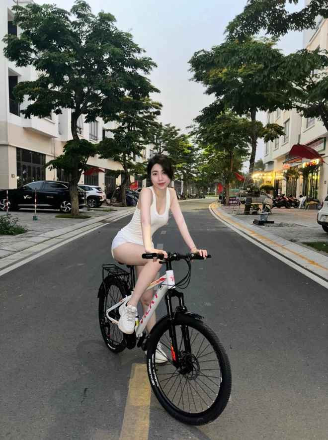 Nguyễn Nụ để lại ấn tượng với gương mặt ưa nhìn cùng nhiều lần xuất hiện cùng anh trai trên mạng xã hội với những màn troll hài hước