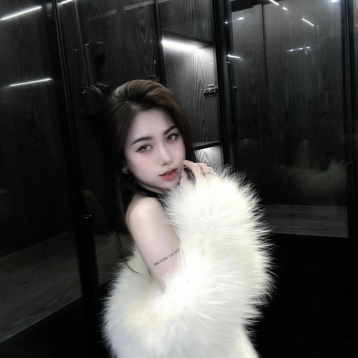 Thanh Nụ nhanh chóng nhận được “mưa lời khen” từ cư dân mạng. “chị xinh xỉu”; “xinh hơn mẫu ảnh luôn ý”; “sao em xinh đẹp thế Nụ ơi”, các fan để lại bình luận trong loạt ảnh mà em gái Văn Toàn đưa lên.