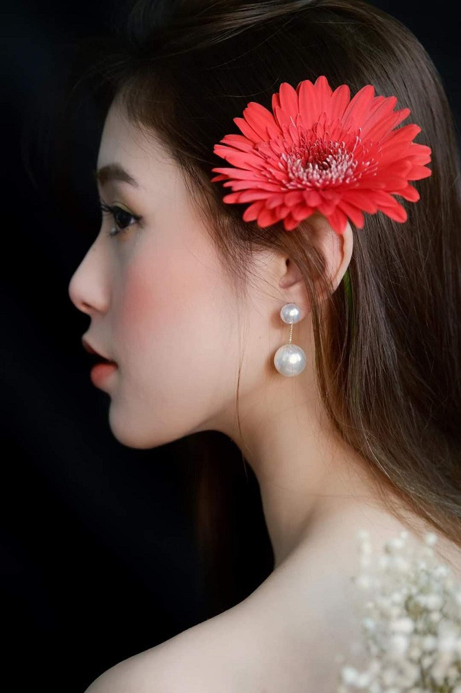 Khác với các đồng đội bằng tuổi, Đặng Thu Huyền theo đuổi phong cách trẻ trung và quyến rũ.