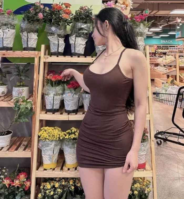 Theo thông tin được cộng đồng mạng chia sẻ lại, hot girl phòng gym Hoàng Hà sinh năm 1996 tại Bình Thuận và hiện đang sinh sống, làm việc tại TP.HCM.