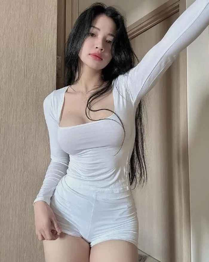 Mỗi bài viết mà hot girl phòng gym đăng tải trên trang cá nhân, cô đều nhận về lượng tương tác "khủng" với hàng chục nghìn lượt thả tim cùng với hàng nghìn bình luận, dành những lời khen "có cánh" đến vẻ ngoài quá đỗi quyến rũ của người đẹp.