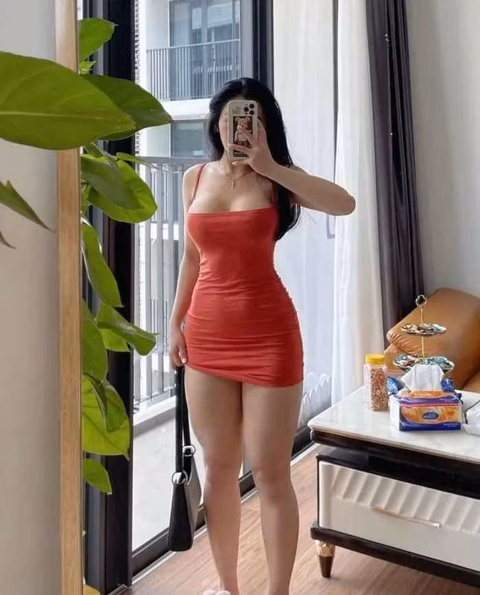 Trong đó, ngay tiêu đề bài viết của báo Trung Quốc đã sử dụng từ "nữ thần" khi miêu tả đường con "bén như dao" của nữ gymer Hoàng Hà.