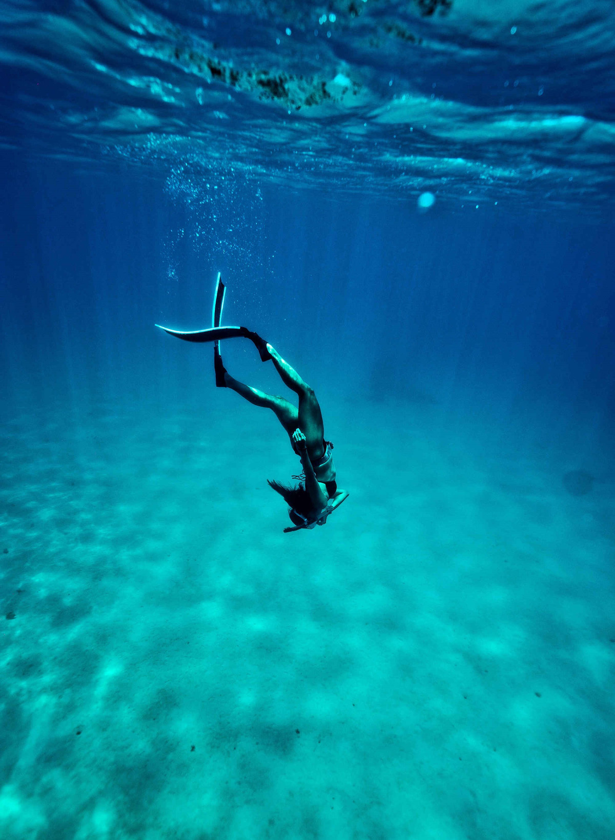 Một lần nữa, những hình ảnh trang phục không phù hợp đang trở thành tâm điểm chỉ trích và gây ảnh hưởng nghiêm trọng tới nhận thức của người xem.