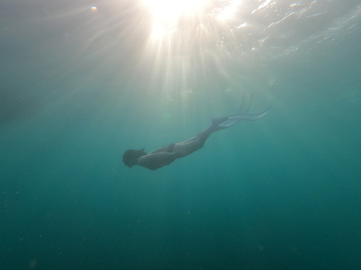 Hiện tại những clip lặn biển với trang phục không đảm bảo an toàn vẫn tiếp tục thu hút được những ý kiến của netizen.