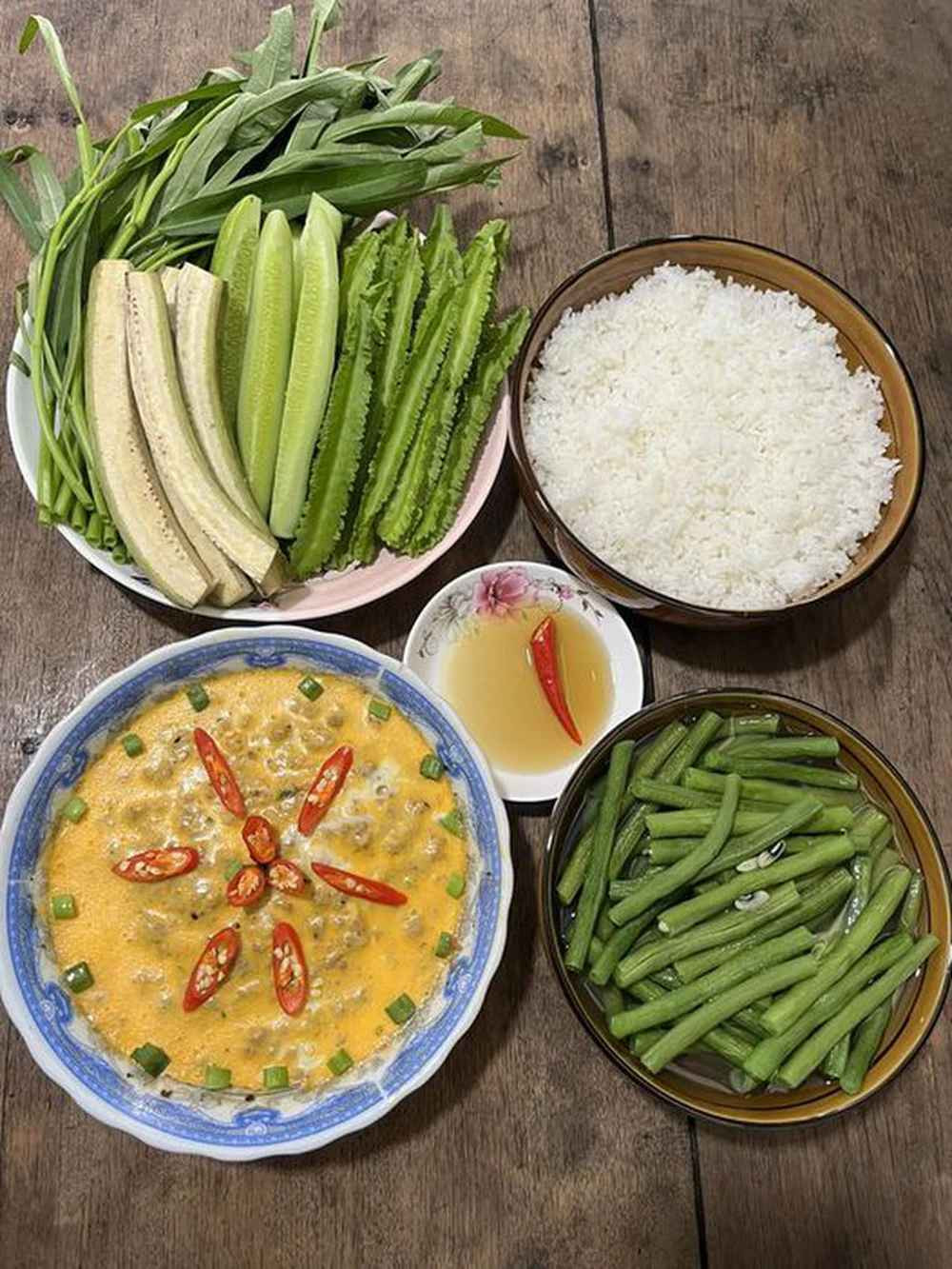 Đặc biệt là những đoạn clip ghi lại cảnh nấu ăn, mâm cơm nhà với những món ăn đơn giản, đặc trưng của vùng miền nhưng lại khiến ai nấy cũng đều hoài niệm.