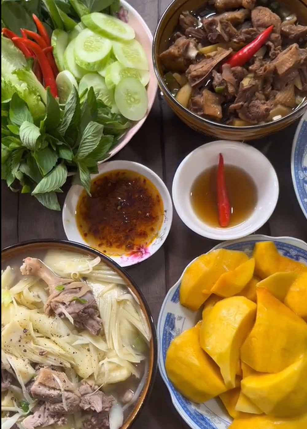 Chưa kể, chuyện đi chợ, nấu cơm ở quê còn vô cùng đơn giản, mộc mạc. Bước ra trước nhà là khóm măng tươi mơn mởn, bước thêm vài bước nữa lại có cả vườn rau đủ loại hái bao nhiêu tùy thích.