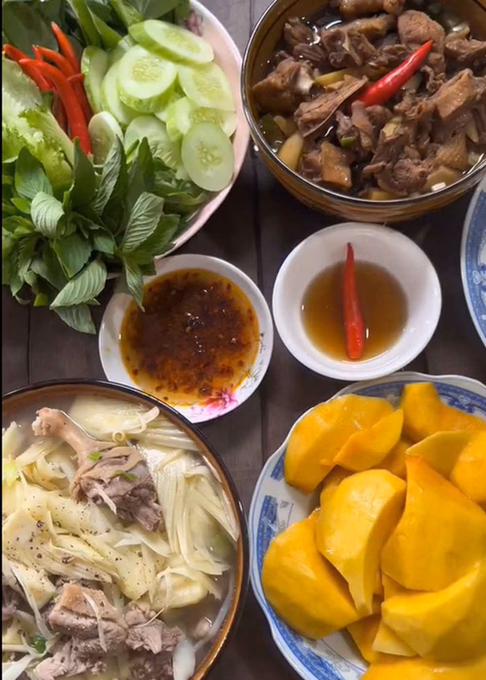 Chưa kể, chuyện đi chợ, nấu cơm ở quê còn vô cùng đơn giản, mộc mạc. Bước ra trước nhà là khóm măng tươi mơn mởn, bước thêm vài bước nữa lại có cả vườn rau đủ loại hái bao nhiêu tùy thích.